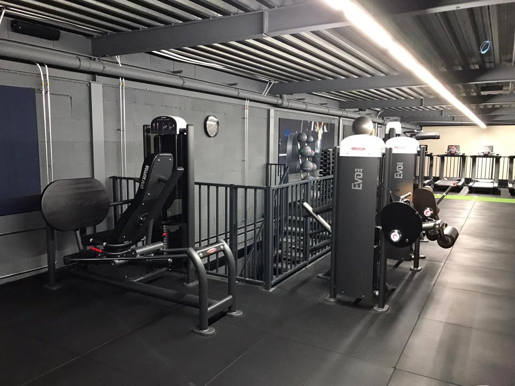 Mezzanine vloer met stalen constructie, trap en leuning boven fitnessapparatuur op maat bedrijfsruimte