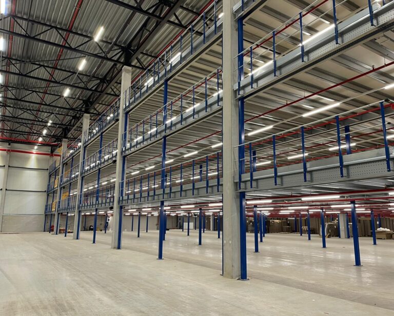 Mezzanine vloeren op maat met stalen constructie, leuningen en vloerplaten in magazijn