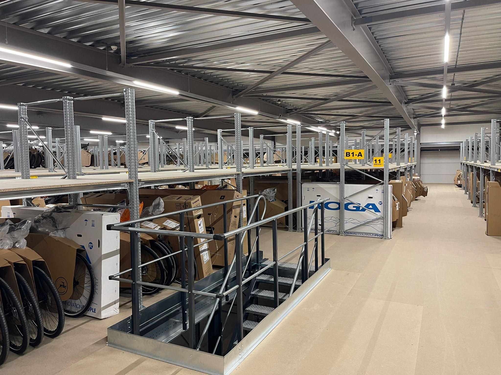 Entresolvloer met stalen constructie, trap en leuning op maat voor loods