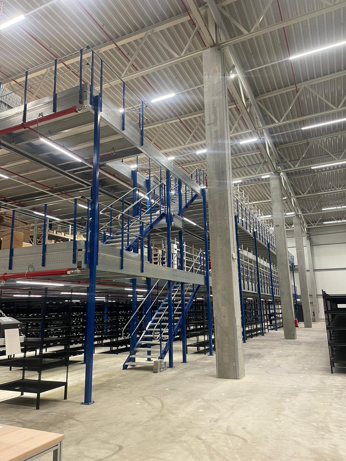 Mezzanine vloer op maat met stalen constructie, trap, leuning en vloerplaten in magazijn