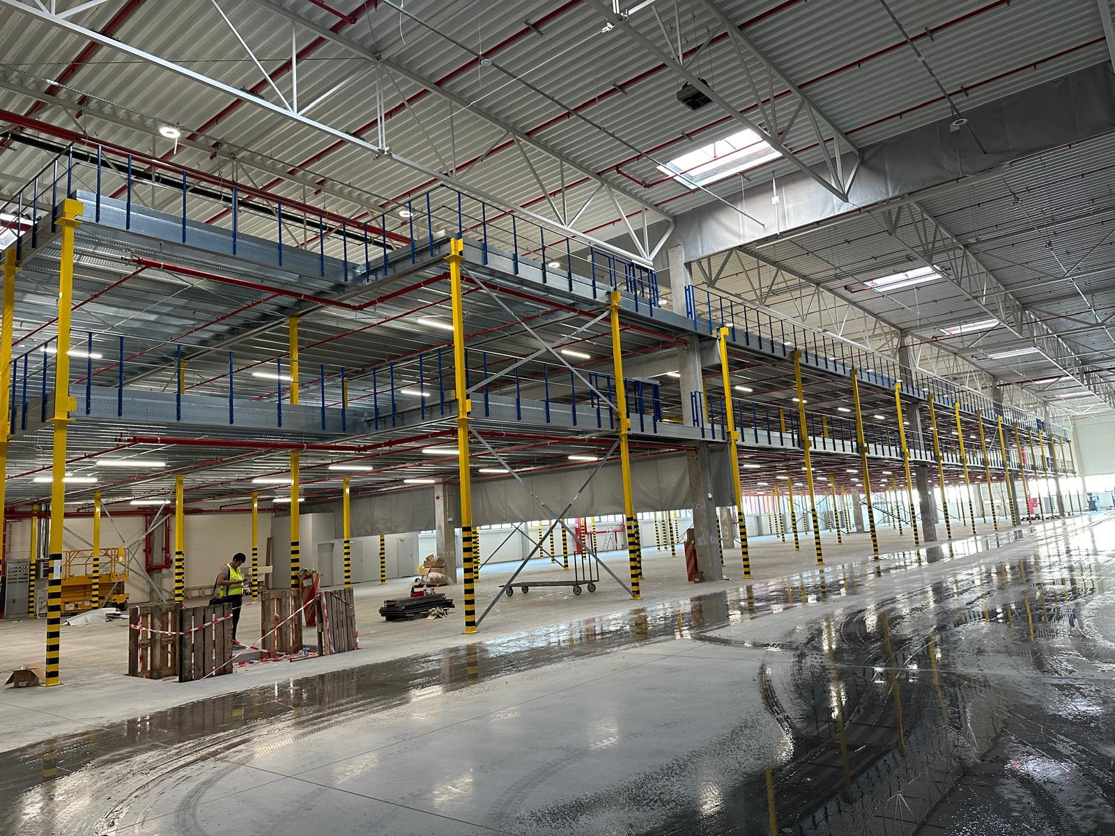 Mezzanine vloeren op maat met stalen constructie, leuningen en trap in bedrijfshal